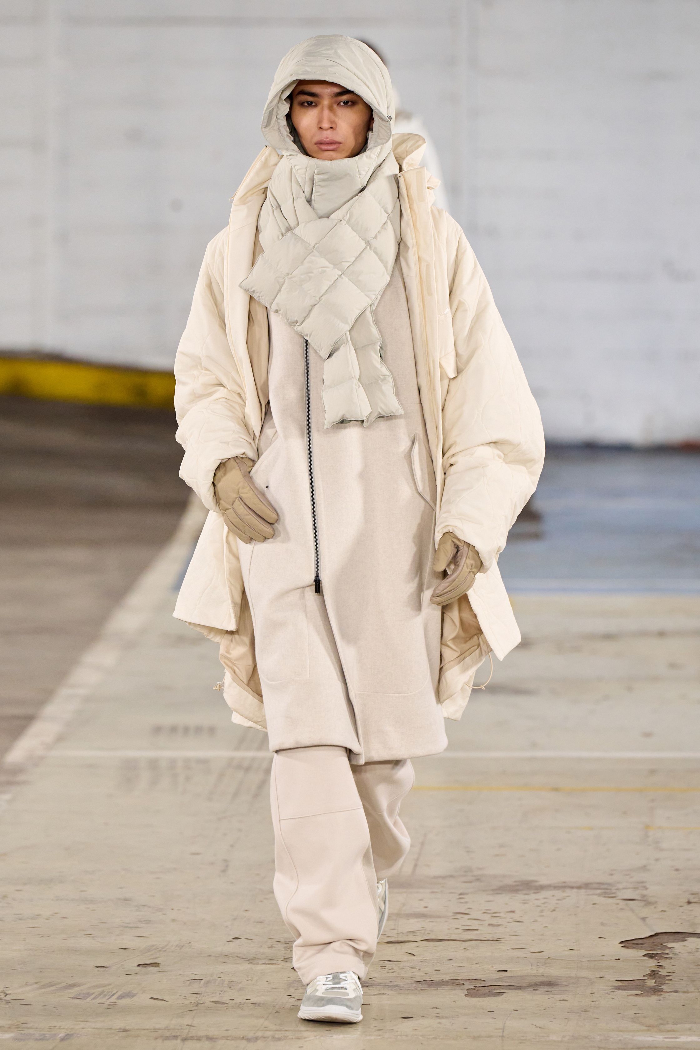 White Mountaineering 2026秋冬将机能设计推进至更系统化的日常层面。层叠式羽绒、模块化外套与统一色谱构建出高度秩序感的造型队列，强调服装在真实环境中的适应能力。系列摒弃噱头，以材料、结构与穿着逻辑取胜，是机能风从“视觉标签”向“生活系统”转化的成熟样本-顽石频道趋势研究